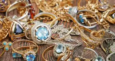 Scrap gold and precious-metal pieces